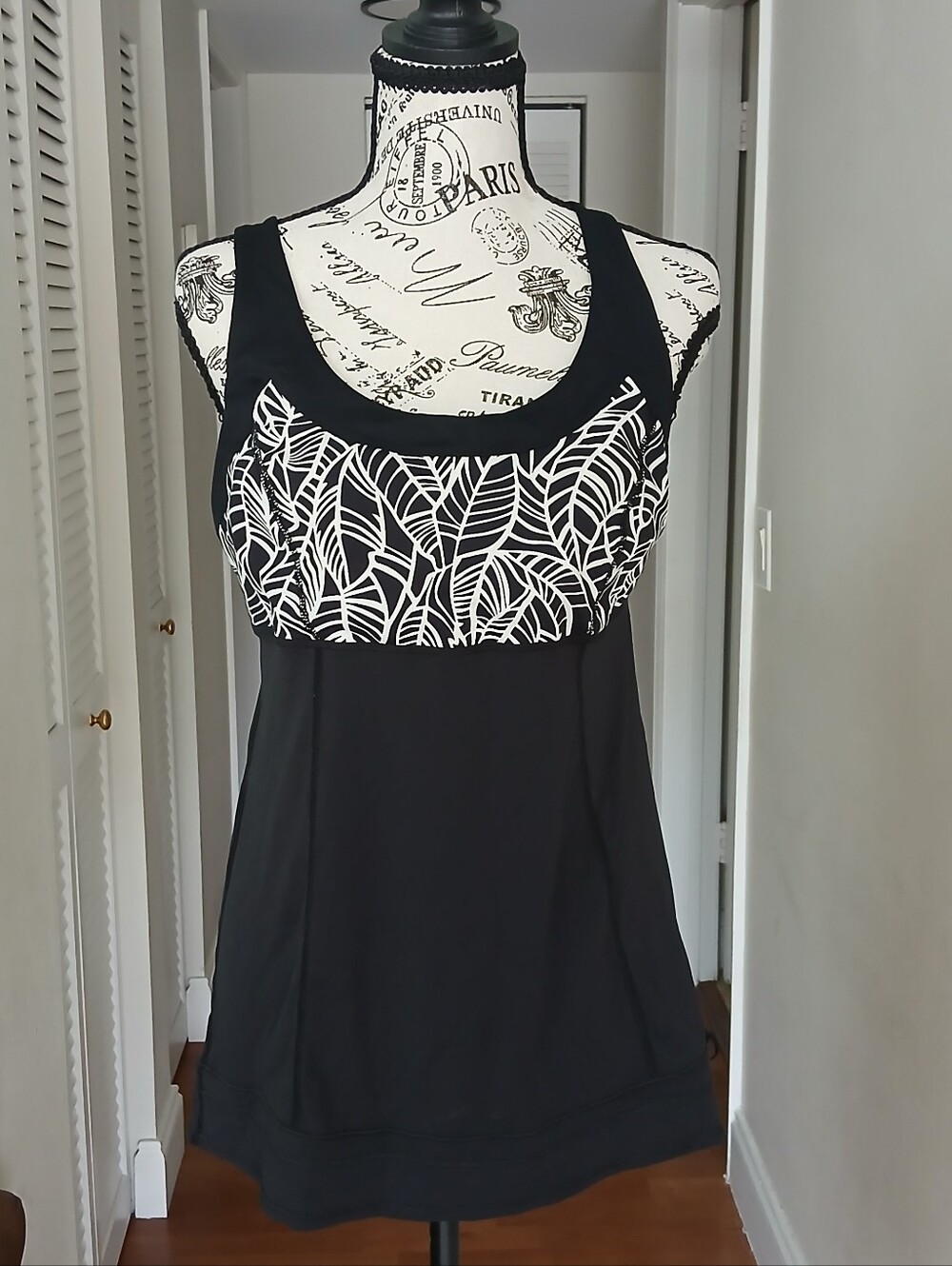 Lululemon Run: Ta Ta Topper Black / Pretty Palm Black Angel Wing